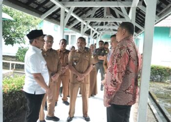 Bupati Aceh Besar H Muharram Idris Syech Muharram bersama Kepala BNNP Aceh Brigjen Pol Dr Dedy Tabrani SIK MSi meninjau gedung Bapelkes Aceh di Kota Jantho Aceh Besar Selasa 1592026 FOTOMC Aceh Besar