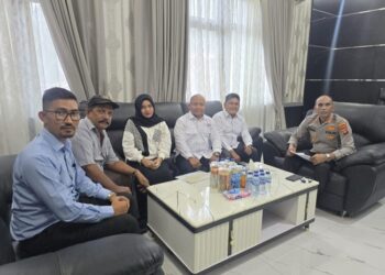Ketua SMSI Aceh Besar Zulfikar, S.Pd., bersama pengurus saat melakukan audiensi dengan Kapolres Aceh Besar AKBP Chairul Ikhsan, S.I.K., di ruang kerja Kapolres Aceh Besar, Selasa (15/9/2026). FOTO/SMSI Aceh Besar.