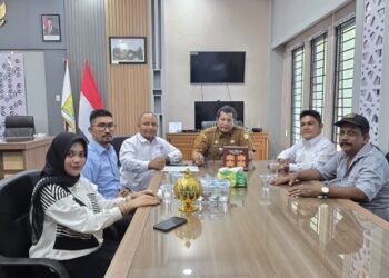 Sekda Aceh Besar Bahrul Jamil, S.Sos., M.Si., menerima audiensi pengurus SMSI Aceh Besar di ruang kerjanya, Kota Jantho, Selasa (15/9/2026). FOTO/SMSI Aceh Besar.
