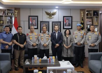 Kapolda Aceh Irjen Pol Ruddi Setiawan menerima kunjungan resmi delegasi Royal Canadian Mounted Police RCMP di ruang kerjanya Selasa 1592026 KETIKKABARcom Kapolda Aceh Irjen Pol Ruddi Setiawan menerima kunjungan resmi delegasi Royal Canadian Mounted Police RCMP di ruang kerjanya Selasa 1592026