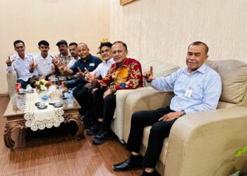Pengurus SMSI Kabupaten Aceh Besar bersama Pimpinan Bank Aceh Syariah Cabang Jantho, Mursal, usai silaturahmi dan audiensi di Jantho, Rabu (16/9/2026). FOTO/SMSI Aceh Besar.