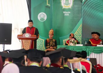 Wali Kota Sabang Zulkifli H. Adam menyampaikan kata sambutan dalam Rapat Senat Terbuka Wisuda Sarjana Angkatan III Sekolah Tinggi Ilmu Syari’ah (STIS) Al-Aziziyah Sabang, yang dirangkaikan dengan peresmian Dayah Raudhatul Muna Al-Aziziyah Sabang, Rabu (16/9/2026).