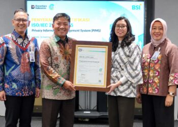 Direktur Utama CBQA Global Indonesia Yessiva (tiga dari kiri) menyerahkan piagam penghargaan kepada Wakil Direktur Utama BSI Bob T Ananta (dua dari kiri) dan didampingi Direktur Compliance & Human Capital BSI Arief Adhi Sanjaya dan SEVP Operations BSI Ana Nurul Khayati (paling kanan) di Jakarta. /Doc. Ist