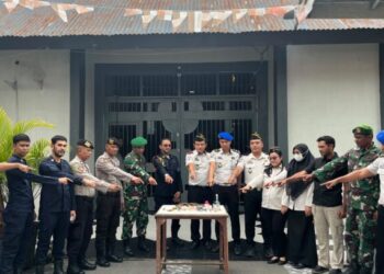 Petugas Rutan Kelas IIB Jantho bersama personel Polres Aceh Besar dan Koramil 17/Kota Jantho memperlihatkan sejumlah barang terlarang usai melakukan penggeledahan kamar hunian warga binaan dalam razia gabungan dan tes urine, Kamis (17/9/2026). Foto: (Dokumen Rutan Jantho).