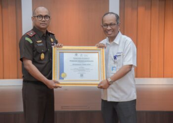 Kepala Kanwil DJPb Provinsi Aceh Safuadi menyerahkan piagam penghargaan kepada Kepala Kejaksaan Tinggi Aceh Teuku Rahmatsyah SH MH MKn dalam prosesi khidmat yang dihelat di Lantai 5 Gedung D Gedung Keuangan Negara Banda Aceh Kamis 1792026 KETIKKABARcom Kepala Kanwil DJPb Provinsi Aceh Safuadi menyerahkan piagam penghargaan kepada Kepala Kejaksaan Tinggi Aceh Teuku Rahmatsyah SH MH MKn dalam prosesi khidmat yang dihelat di Lantai 5 Gedung D Gedung Keuangan Negara Banda Aceh Kamis 1792026