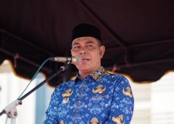 Bupati Aceh Besar H Muharram Idris (Syech Muharram) menyampaikan arahannya, pada Apel Gabungan OPD, di halaman Kantor Bupati Aceh Besar, Kota Jantho, Kamis (17/9/2026). FOTO/ MC ACEH BESAR