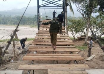 Kodim 0108/Aceh Tenggara bahu-membahu bersama warga setempat dan tenaga teknisi untuk mempercepat proses pengerjaan konstruksi Jembatan Gantung Perintis di Desa Lawe Ger Ger, Kecamatan Ketambe, Kabupaten Aceh Tenggara, Kamis (17/9/2026).