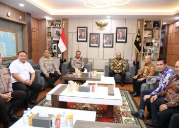 Direktur Utama PT Bank Aceh Syariah Fadhil Ilyas bersama jajaran Direksi dan Pemimpin Divisi Bank Aceh Syariah bersilaturahmi dengan Kapolda Aceh Irjen Pol. Ruddi Setiawan di ruang kerja Kapolda Aceh, Banda Aceh, Kamis (17/9/2026). Foto: (Humas Bank Aceh).
