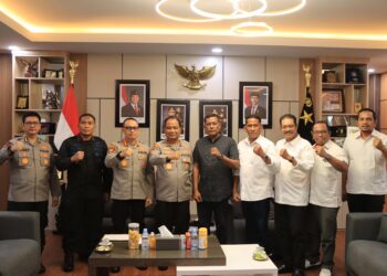 Kapolda Aceh, Irjen Pol. Ruddi Setiawan, secara khusus menerima kunjungan kerja dan silaturahmi dari Ketua Komite Olahraga Nasional Indonesia (KONI) Aceh, Saiful Bahri, bertempat di ruang kerja Kapolda Aceh pada Jumat, 18 September 2026.