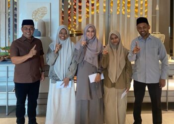 Bupati Aceh Besar H. Muharram Idris foto bersama qari dan qariah Aceh Besar yang tergabung dalam Kafilah Aceh pada MTQ di Kota Semarang. FOTO/ PROKOPIM PEMKAB ACEH BESAR