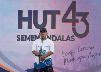 Asisten II Sekda Aceh Besar M Ali SSos MSi menyampaikan sambutannya pada puncak perayaan HUT ke43 PT SBA di Stadion Mini Carlos Lhoknga Aceh Besar Minggu 2092026 FOTO MC ACEH BESAR KETIKKABARcom Asisten II Sekda Aceh Besar M Ali SSos MSi menyampaikan sambutannya pada puncak perayaan HUT ke 43 PT SBA di Stadion Mini Carlos Lhoknga Aceh Besar Minggu 2092026 FOTO MC ACEH BESAR