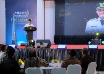 Wakil Bupati Aceh Besar, Drs. Syukri A. Jalil saat membuka Musyawarah Besar HIMAB Tahun 2026 di AAC Dayan Dawood, Ahad (20/9/2026) malam. Foto/ MC Aceh Besar