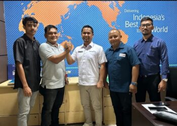 Ketua SMSI Aceh Besar Zulfikar, S.Pd., bersama pengurus saat melakukan audiensi dengan General Manager (GM) Garuda Indonesia Perwakilan Banda Aceh, Jufriandi, di Banda Aceh, Senin (21/9/2026). Foto: (SMSI Aceh Besar).