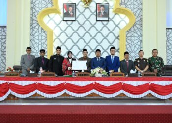 Foto Bersama usai Penandatanganan kesepakatan bersama dalam rapat paripurna dewan usai meraih persetujuan penuh dari seluruh fraksi pada Senin 2192026 malam