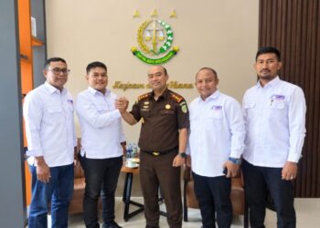 Ketua SMSI Aceh Besar Zulfikar, S.Pd., bersama pengurus saat melakukan silaturahmi dan audiensi dengan Kajari Aceh Besar Dr. Wisnu Murtopo Nur Muhamad, S.H., M.H., Selasa (22/9/2026). Foto: (SMSI Aceh Besar).
