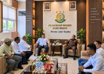 Kajari Aceh Besar Dr. Wisnu Murtopo Nur Muhamad, S.H., M.H., berbincang bersama Ketua SMSI Aceh Besar Zulfikar, S.Pd., dan jajaran pengurus SMSI dalam audiensi di Kantor Kejaksaan Negeri Aceh Besar, Selasa (22/9/2026). Foto: (SMSI Aceh Besar).