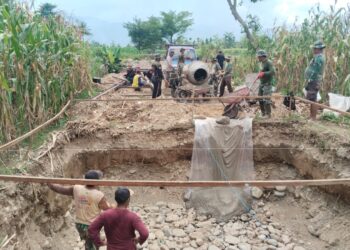 Jajaran Kodim 0108Agara bersama warga setempat memacu pengerjaan pengecoran pondasi tepi jauh Jembatan Gantung Perintis di Desa Buah Pala Kecamatan Lawe Sumur Kabupaten Aceh Tenggara Selasa 2292026