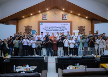 General Manager Solusi Bangun Andalas, R. Adi Santosa berfoto bersama Kepala Bappeda Kabupaten Aceh Besar, Agus Husni, S.P., Kepala DPMPTSP Aceh Besar, Andria Shahputra, S.E., M.M., Kadinkes Aceh Besar, Ns. Rina Karmila, S.Kep., M.Kep., jajaran Forkopimcam, tokoh masyarakat, penerima manfaat program CSR, tim Rumah Zakat, Rumah Amal USK, Rumoh Pangan Aceh, Islamic Relief serta para pemangku kepentingan lainnya. Foto: (Media Center Aceh Besar).