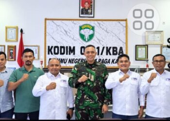 Dandim 0101/KBA Kolonel Inf Faurizal Noerdin, S.Sos., M.Sc. menerima audiensi dan silaturahmi Pengurus SMSI Aceh Besar yang dipimpin Ketua Zulfikar, S.Pd., di ruang kerja Kodim 0101/KBA, Rabu (23/9/2026). Foto: (SMSI Aceh Besar).
