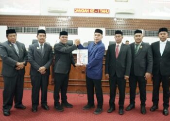 Penyerahan dokumen Rancangan KUPA dan PPAS Perubahan APBK 2026 dalam rapat paripurna DPRK Aceh Besar di Kota Jantho. Selasa (22/9/2026) malam. FOTO/ MC ACEH BESAR