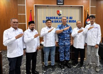 Ketua SMSI Aceh Besar Zulfikar, S.Pd., bersama pengurus saat melakukan audiensi dan silaturahmi dengan Danlanud Sultan Iskandar Muda Kolonel Pnb Suryo Anggoro, M.Tr.(Han), Rabu (23/9/2026), di Lanud SIM. Foto: (SMSI Aceh Besar).