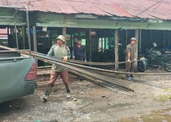 Kodim 0108/Agara bersama warga setempat bahu-membahu mengangkat material besi demi mempercepat pembangunan jembatan gantung perintis, di Desa Buah Pala, Kecamatan Lawe Sumur, Kabupaten Aceh Tenggara, Rabu (23/9/2026). FOTO: Ist.