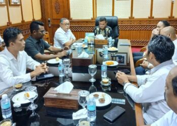 Wakil Gubernur Aceh Fadhlullah atau akrab disapa Dek Fadh menerima kunjungan pengurus Forum Pimpinan Redaksi Multimedia Indonesia (FPRMI) Aceh di Kantor Gubernur Aceh, Kamis (24/9/2026). Foto: Dok FPRMI Aceh