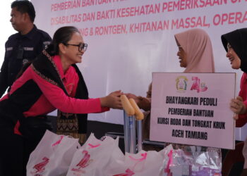Ketua Umum Bhayangkari Ny Juliati Sigit Prabowo mendatangi Kabupaten Aceh Tamiang untuk menyalurkan bantuan sosial Kamis 2492026 FOTO HUMAS