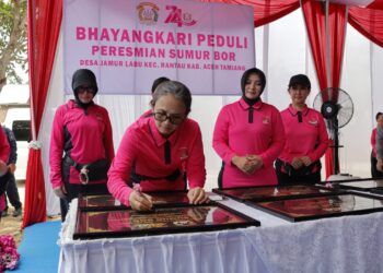 Ketua Umum Bhayangkari Ny Juliati Sigit Prabowo meresmikan 82 titik sumur bor dan fasilitas instalasi air bersih untuk masyarakat Aceh Kamis 2492026 FOTO HUMAS