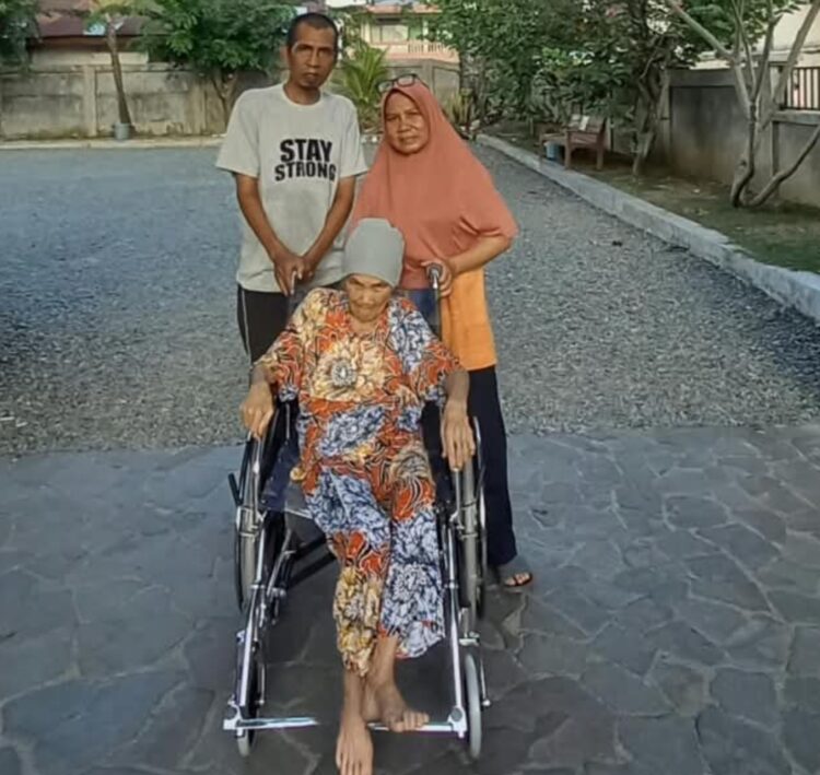 Sariana Hasibuan lansia 76 tahun menggunakan kursi roda bantuan Pemerintah Aceh melalui Dinas Sosial Aceh didampingi anggota keluarga di Banda Aceh Kamis 2492026 Foto Dinsos Aceh