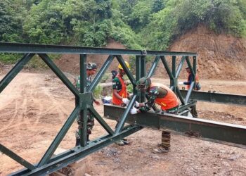 Tim Jembatan Zidam IM bersama personel Kodim 0119/Bener Meriah kini tengah mengebut perakitan struktur baja guna memulihkan akses penghubung warga yang sempat lumpuh diterjang bencana hidrometeorologi. Kamis (24/9/2026). FOTO: HUMAS.