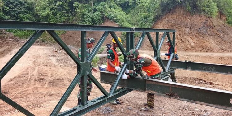 Tim Jembatan Zidam IM bersama personel Kodim 0119Bener Meriah kini tengah mengebut perakitan struktur baja guna memulihkan akses penghubung warga yang sempat lumpuh diterjang bencana hidrometeorologi Kamis 2492026 FOTO HUMAS