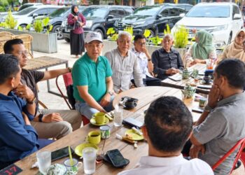 Ketua Umum DPP Gabungan Pengusaha Makan Bergizi Indonesia GAPEMBI H Alven Stony SIP bersama pengurus GAPEMBI Aceh saat menghadiri pertemuan dengan pernguru GAPEMBI Aceh di Moorden Coffee Banda Aceh Jumat 2592026 Foto GAPEMBI