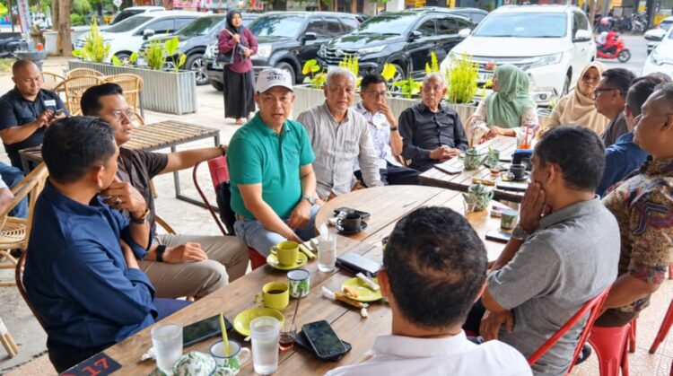 Ketua Umum DPP Gabungan Pengusaha Makan Bergizi Indonesia GAPEMBI H Alven Stony SIP bersama pengurus GAPEMBI Aceh saat menghadiri pertemuan dengan pernguru GAPEMBI Aceh di Moorden Coffee Banda Aceh Jumat 2592026 Foto GAPEMBI KETIKKABARcom Ketua Umum DPP Gabungan Pengusaha Makan Bergizi Indonesia GAPEMBI H Alven Stony SIP bersama pengurus GAPEMBI Aceh saat menghadiri pertemuan dengan pernguru GAPEMBI Aceh di Moorden Coffee Banda Aceh Jumat 2592026 Foto GAPEMBI
