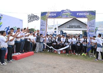 General Manager PT Solusi Bangun Andalas, R. Adi Santosa melepas peserta Andalas Fun Run di Lapangan Carlos, Lhoknga, 20 September 2026.