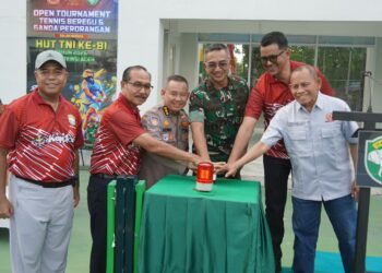 Pangdam IM Mayor Jenderal TNI Joko Hadi Susilo resmi membuka Open Tournament Tenis Lapangan Piala Panglima TNI Kodam Iskandar Muda TA 2026 di Lapangan Tenis Jasdam IM Neusu Jaya Kota Banda Aceh Kamis 2492026 FOTO HUMAS