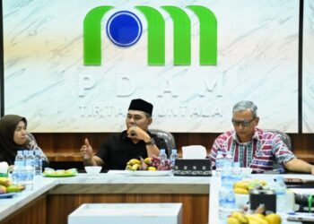 Bupati Aceh Besar H Muharram Idris sampaikan sambutan dalam pertemuan dengan BPK RI Aceh di Aula Meeting PDAM Tirta Mountala Gampong Siron Kecamatan Ingin Jaya Aceh Besar Jumat 2592026 FOTOMC ACEH BESAR