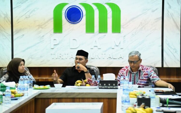 Bupati Aceh Besar H Muharram Idris sampaikan sambutan dalam pertemuan dengan BPK RI Aceh di Aula Meeting PDAM Tirta Mountala Gampong Siron Kecamatan Ingin Jaya Aceh Besar Jumat 2592026 FOTOMC ACEH BESAR KETIKKABARcom Bupati Aceh Besar H Muharram Idris sampaikan sambutan dalam pertemuan dengan BPK RI Aceh di Aula Meeting PDAM Tirta Mountala Gampong Siron Kecamatan Ingin Jaya Aceh Besar Jumat 2592026 FOTOMC ACEH BESAR