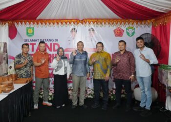 Wali Kota Sabang Zulkifli H Adam tiga dari kanan di pavan anjungan stan kota sabang dalam perhelatan Indonesia Fest 2026 yang dihelat Kodam Iskandar Muda di Lapangan Blang Padang Banda Aceh Jumat 2592026 malam Doc Humas KETIKKABARcom Wali Kota Sabang Zulkifli H Adam tiga dari kanan di pavan anjungan stan kota sabang dalam perhelatan Indonesia Fest 2026 yang dihelat Kodam Iskandar Muda di Lapangan Blang Padang Banda Aceh Jumat 2592026 malam Doc Humas