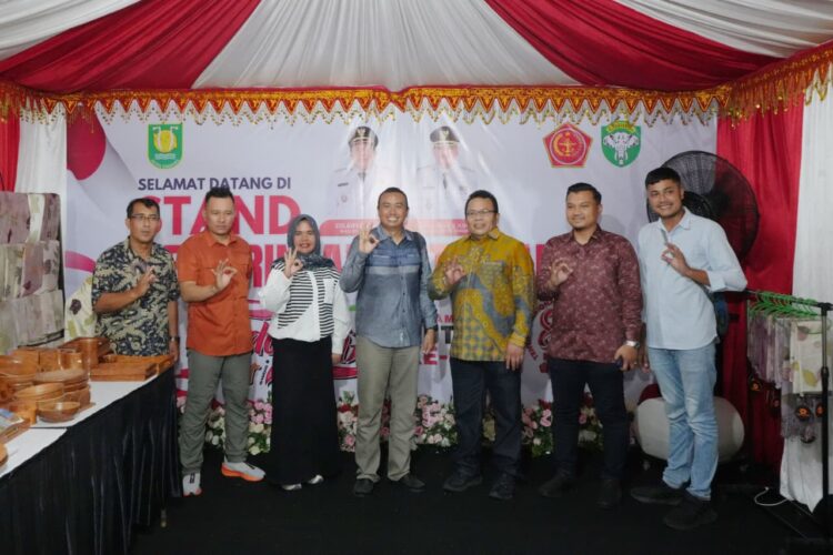 Wali Kota Sabang Zulkifli H Adam tiga dari kanan di pavan anjungan stan kota sabang dalam perhelatan Indonesia Fest 2026 yang dihelat Kodam Iskandar Muda di Lapangan Blang Padang Banda Aceh Jumat 2592026 malam Doc Humas KETIKKABARcom Wali Kota Sabang Zulkifli H Adam tiga dari kanan di pavan anjungan stan kota sabang dalam perhelatan Indonesia Fest 2026 yang dihelat Kodam Iskandar Muda di Lapangan Blang Padang Banda Aceh Jumat 2592026 malam Doc Humas