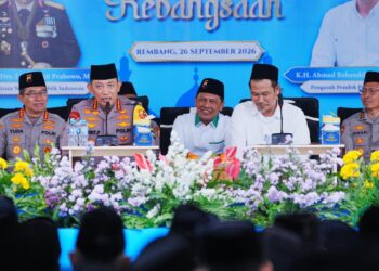 Kapolri menyampaikan kata sambutan saat menghadiri acara Ngaji Kebangsaan bersama ulama kharismatik KH Ahmad Bahauddin Nursalim atau Gus Baha di Rembang, Jawa Tengah. (Doc. Ist).