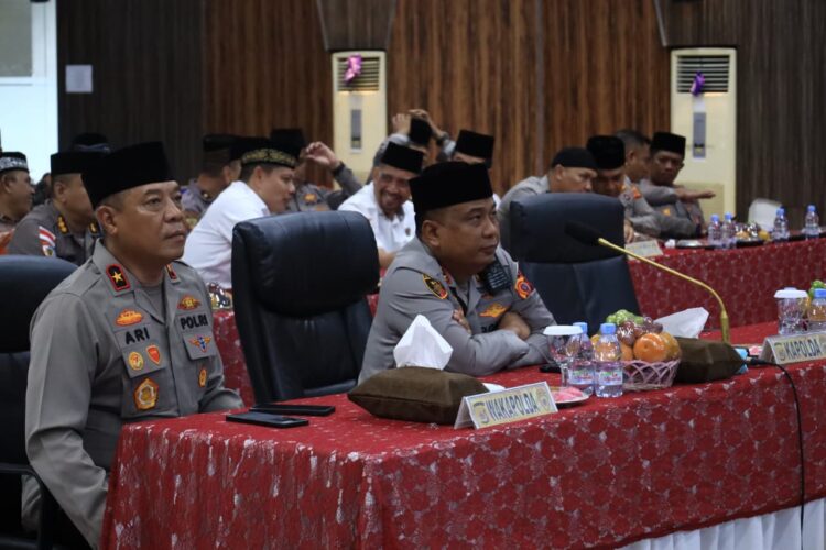 Kapolda Aceh Irjen Pol Ruddi Setiawan mengikuti kegiatan pembinaan rohani Binroh berupa Ngaji Kebangsaan bersama Kapolri Jenderal Listyo Sigit Prabowo dan KH Ahmad Bahauddin Nursalim Gus Baha secara hybrid dari Gedung Presisi Polda Aceh Sabtu 2692026 KETIKKABARcom Kapolda Aceh Irjen Pol Ruddi Setiawan mengikuti kegiatan pembinaan rohani Binroh berupa Ngaji Kebangsaan bersama Kapolri Jenderal Listyo Sigit Prabowo dan KH Ahmad Bahauddin Nursalim Gus Baha secara hybrid dari Gedung Presisi Polda Aceh Sabtu 2692026