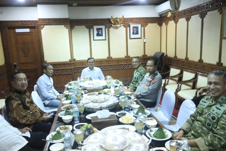 Wakil Gubernur Aceh Fadhlullah SE Dek Fadh memimpin pertemuan rutin bersama jajaran Forum Koordinasi Pimpinan Daerah Forkopimda Aceh di Ruang Rapat Wakil Gubernur Aceh Banda Aceh pada Jumat 2592026 Doc Humas KETIKKABARcom Wakil Gubernur Aceh Fadhlullah SE Dek Fadh memimpin pertemuan rutin bersama jajaran Forum Koordinasi Pimpinan Daerah Forkopimda Aceh di Ruang Rapat Wakil Gubernur Aceh Banda Aceh pada Jumat 2592026 Doc Humas