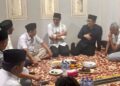 Wakil Gubernur Aceh Fadhlullah SE Dek Fadh bertakziah ke rumah duka almarhum H Sjamsul Kahar tokoh pers senior sekaligus ayahanda dari Wakil Menteri Komunikasi dan Digital Wamenkomdigi Nezar Patria di kawasan Ketapang Banda Aceh pada Jumat 2592026 Doc Humas