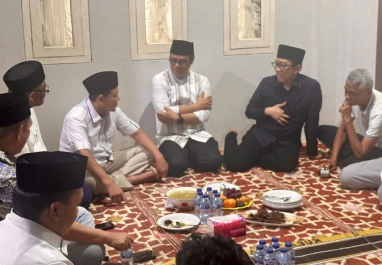 Wakil Gubernur Aceh Fadhlullah SE Dek Fadh bertakziah ke rumah duka almarhum H Sjamsul Kahar tokoh pers senior sekaligus ayahanda dari Wakil Menteri Komunikasi dan Digital Wamenkomdigi Nezar Patria di kawasan Ketapang Banda Aceh pada Jumat 2592026 Doc Humas KETIKKABARcom Wakil Gubernur Aceh Fadhlullah SE Dek Fadh bertakziah ke rumah duka almarhum H Sjamsul Kahar tokoh pers senior sekaligus ayahanda dari Wakil Menteri Komunikasi dan Digital Wamenkomdigi Nezar Patria di kawasan Ketapang Banda Aceh pada Jumat 2592026 Doc Humas