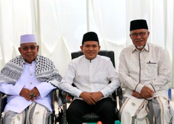 Wakil Gubernur Aceh Fadhlullah SE Dek Fadh menghadiri doa bersama dan peringatan Haul ke 1 almarhumah Ummi Hj Ainal Mardhiah binti H Ahmad Ummi Arongan di Kompleks Dayah Tauthiatuth Thullab Gampong Arongan Kecamatan Simpang Mamplam Kabupaten Bireuen pada Sabtu 2692026 Doc Humas