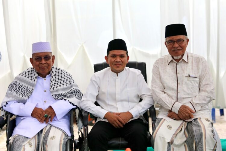 Wakil Gubernur Aceh Fadhlullah SE Dek Fadh menghadiri doa bersama dan peringatan Haul ke 1 almarhumah Ummi Hj Ainal Mardhiah binti H Ahmad Ummi Arongan di Kompleks Dayah Tauthiatuth Thullab Gampong Arongan Kecamatan Simpang Mamplam Kabupaten Bireuen pada Sabtu 2692026 Doc Humas