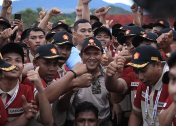 Ketua Dewan Pimpinan Daerah DPD Partai Gerindra Aceh yang juga menjabat sebagai Wakil Gubernur Aceh Fadhlullah Dek Fadh membakar semangat ratusan kader muda dalam pembukaan Pendidikan dan Pelatihan Diklat Laskar Gerindra Provinsi Aceh di Lapangan Jantho Sport Center Kota Jantho Kabupaten Aceh Besar pada Sabtu 2692026 Doc Ist