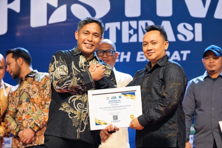 Sekda Aceh Barat Dr Ir Kurdi ST MT MH IPM ASEANEng menyerahkan penghargaan kepada Sekjen SMSI Aceh Barat Riosa sebagai Organisasi Media Pegiat Literasi Kabupaten Aceh Barat Tahun 2026 pada malam penutupan Festival Literasi Aceh Barat 2026 Sabtu 2692026 Foto SMSI Aceh Barat KETIKKABARcom Sekda Aceh Barat Dr Ir Kurdi ST MT MH IPM ASEAN Eng menyerahkan penghargaan kepada Sekjen SMSI Aceh Barat Riosa sebagai Organisasi Media Pegiat Literasi Kabupaten Aceh Barat Tahun 2026 pada malam penutupan Festival Literasi Aceh Barat 2026 Sabtu 2692026 Foto SMSI Aceh Barat