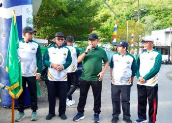 Asisten I Sekdakab Aceh Besar Farhan AP menyampaikan sambutan pada pelepasan jalan santai Milad ke-17 Ma’had Daarut Tahfizh Al Ikhlas, di Komplek Vila Buana, Darul Imarah, Minggu (27/9/2026). FOTO/ MC ACEH BESAR